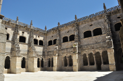 Mosteiro de Santo Estevo - Claustro dos Bispos.JPG