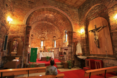 Iglesia de San Clodio (interior_2).jpg
