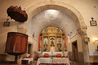 RS Igresia San Vicente de Pinol (altar).jpg