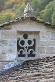 RS Monasterio de Atán (ventana prerománica) .JPG