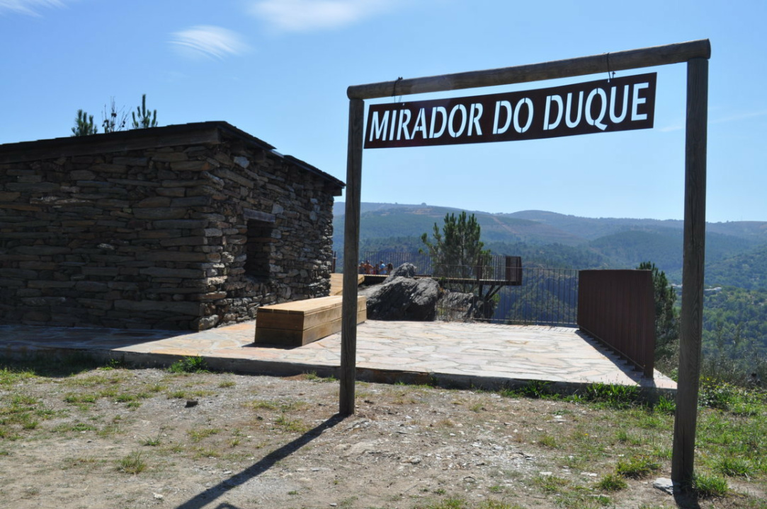 https://turismo.ribeirasacra.org/cgmlImg/7778-atwvzfz/imageMultimediaLarge/Mirador_do_Duque_5_.JPG