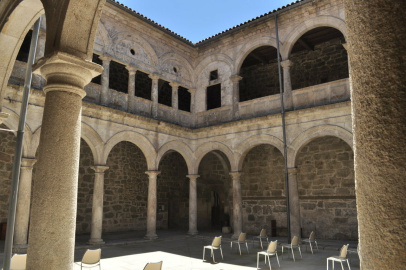 Mosteiro de Santo Estevo - Claustro do Viveiro (1).JPG